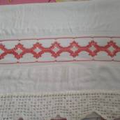 Toalha bordada e com borda de crochê