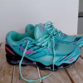 Tênis Mizuno na cor verde água, numeração 37 em Bauru