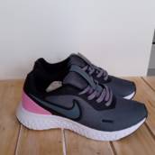 Tênis Nike na cor chumbo com rosa, numeração 34 em Bauru