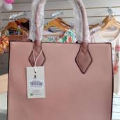 Bolsa VeryRio na cor rosa, semelhante ao couro, com alça transversal em Bauru