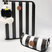 KIT FICHÁRIO CADERNO ARGOLADO PEQUENO 1/4 A5 + ESTOJO + POMPOM LISTRADO AZUL/BEGE