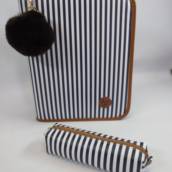 KIT FICHÁRIO CADERNO ARGOLADO PEQUENO 1/4 A5 +ESTOJO +POMPOM LISTRADO AZUL/BEGE 