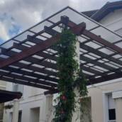 Pergolados em estrutura de ferro com madeira