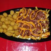 Barca de batata frita e salgado