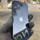 iPhone 12 na cor azul