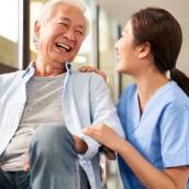Cuidadora de idosos que fique em hospital
