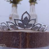 Coroa Prateada com Desenho Flor de Lótus