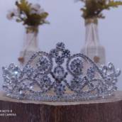 Coroa Prateada com Detalhes em Pedras e Desenhos