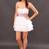 Vestido curto branco com faixa rosa em Bauru