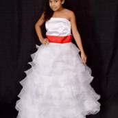 Vestido de daminha de honra tomara que caia com detalhe vermelho Bauru