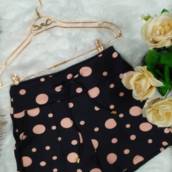 Short preto com bolinhas rosa em Bauru