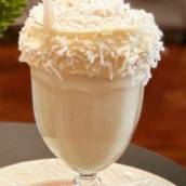 Shake de coco com doce de leite Borda de coco