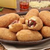 13. BOLINHO DE CARNE SECA