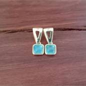 Brinco Semijoia Base Triangular Banhada a Ouro com Pedra Natural Ágata Azul Céu.