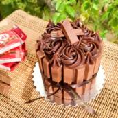 Mini bolo de chocolate recheado de brigadeiro tradicional e Kit Kat em volta - Bauru