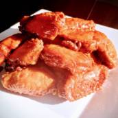 Porção de tulipa frita ao molho agridoce picante