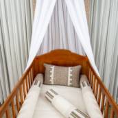 Kit Berço com Laterais em Rolos e Armação 1/2 Lua de Parede e Dossel de Microtule (mosqueteiro)