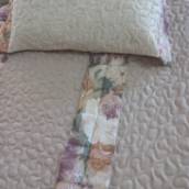 1 Colcha de Solteiro Matelasse Leve em Tons de Bege Roseado e Tiras Florais no Acabamento e no Centro