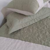 1 Colcha de Solteiro Matelassé Leve em Marfim Devore com Verde