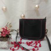 Bolsa tiracolo em couro legítimo preto com costura vermelha
