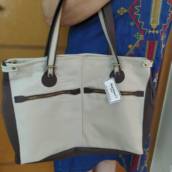 Bolsa de ombro/braço de couro legítimo café com bege