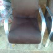 Poltronas de um e dois lugares na cor Café