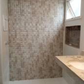 Assentamento de pastilhas decorativas em banheiro e outros