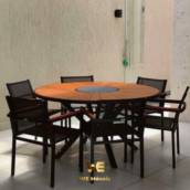 Mesa com tampo de madeira e cadeiras leblom em tela sling