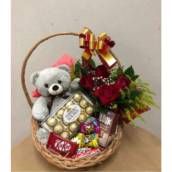 Cestas personalizadas com buquê de flores e doces