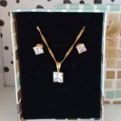 Conjunto delicado com pedra quadrada