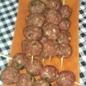 Espetinho de bola de carne com queijo