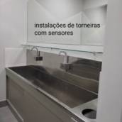 Instalação de torneira com sensor 
