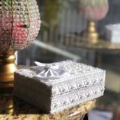 Porta aliança branco com pérolas e renda em Bauru