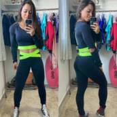 Cropped preto manga longa com detalhes em neon