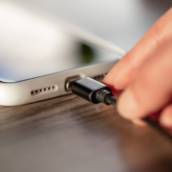 Troca de conector de carga de celular em Bauru