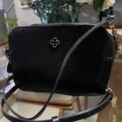 Bolsa Capodarte preta de alça longa