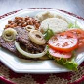 Marmita de bife acebolado
