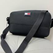 Bolsa Tommy crossbody em neoprene