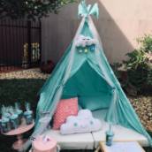 Montagem de festa do pijama com cabanas decoradas na sua residência em Joinville, SC	