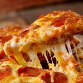 Pizza de calabresa com catupiry