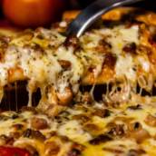 Pizza de bacon com queijo