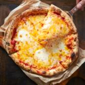 Pizza de três queijos