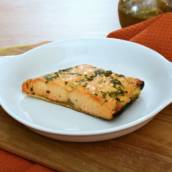 Salmão grelhado com manteiga de ervas