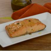 Salmão grelhado com molho de maracujá