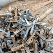 Coleta de materiais ferrosos ( metal , cobre, alumínio, aço, ferro )