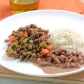 Carne moída com arroz branco e feijão carioca