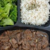Picadinho de Carne, brócolis ao alho e arroz branco