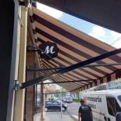 Toldos cortina com braços articulados