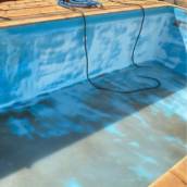 Escovação de paredes da piscina em Bauru