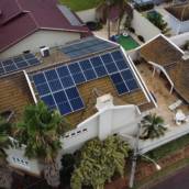 Casa com placas solares no telhado